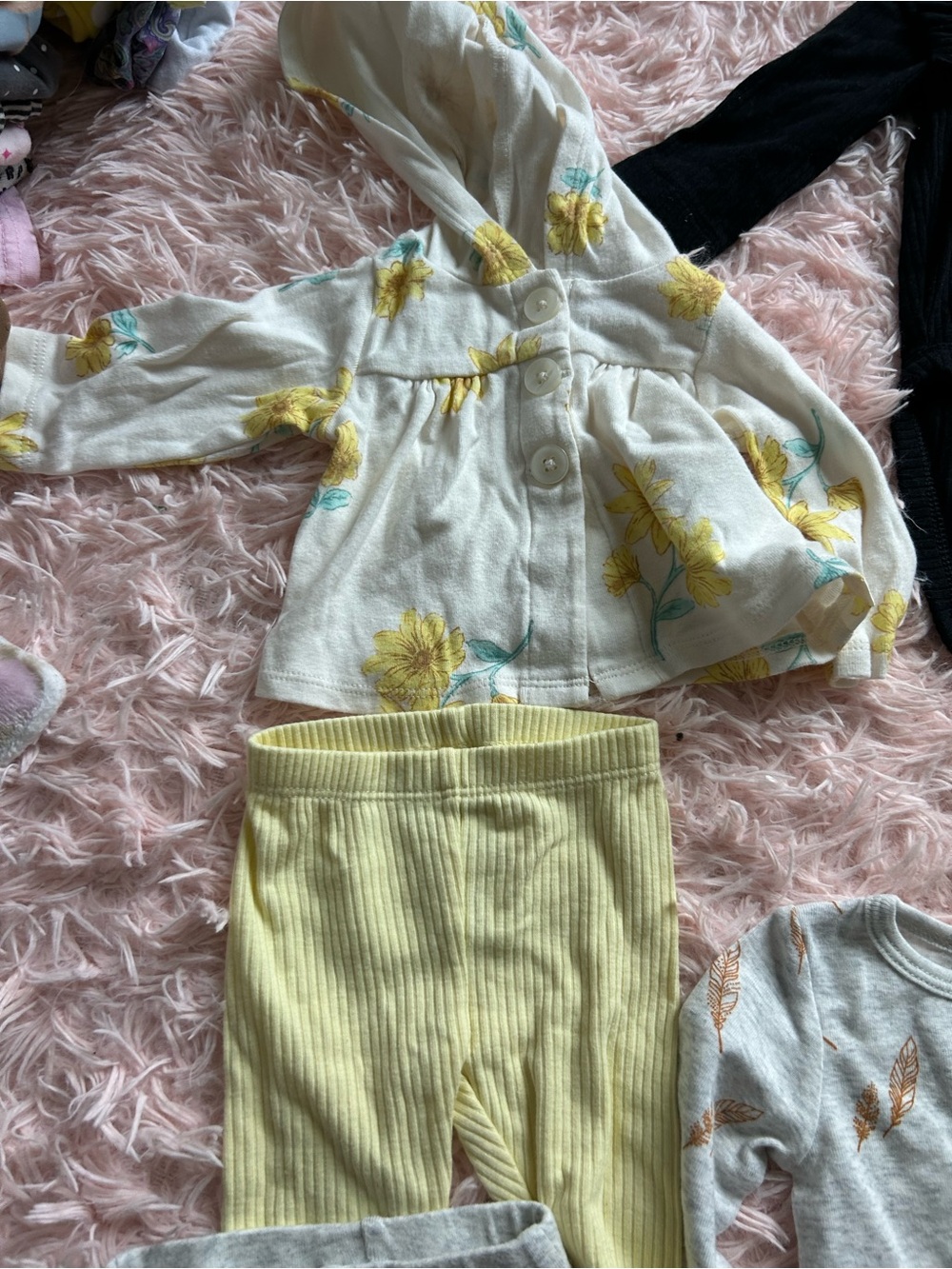 Newborn Carter's Outfit Bundle - Picture 4 of 14